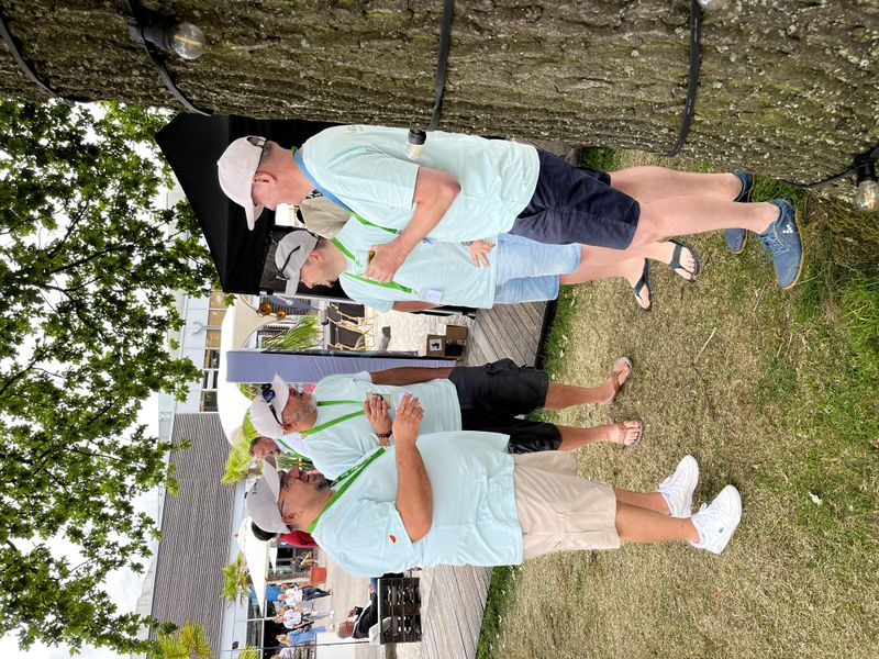 ...gefunden - unter dem Baum trinkt es sich schöner als auf dem Stand, das ARMIS Team. (IT-BUSINESS)