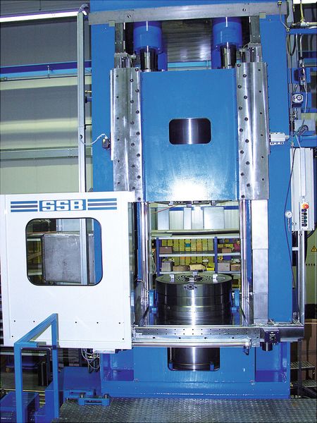 Bild 3: Die 350-t-Rotationsschmiedepresse (RFP) für die Herstellung von Alufelgenrohlingen mit einem Durchmesser von bis zu 30''. (Bild: SSB-Maschinenbau)