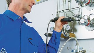 Abb. 1: Durch ein eigenes Montage-Team kann Linde Wartungen und Instandsetzungen sowohl als einmalige und individuelle Leistung als auch im Rahmen eines Wartungsvertrages anbieten. (Uhlendorf / Linde)