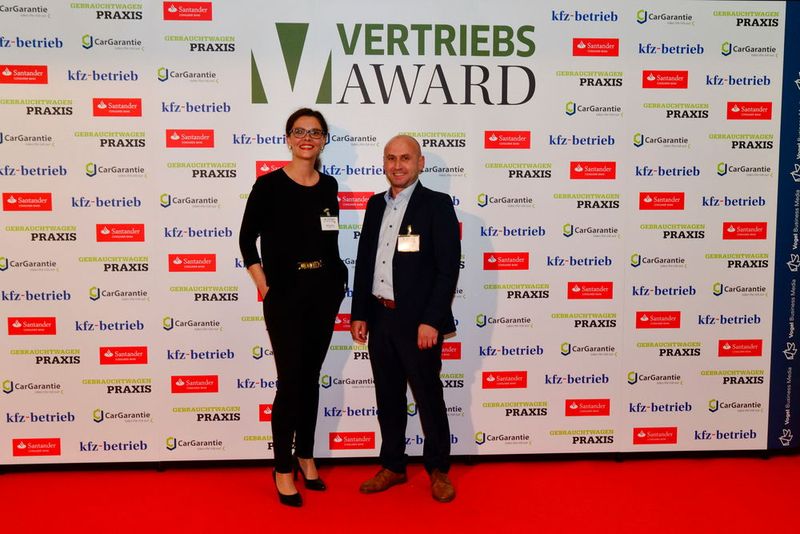 Katja Szesni und Artur Kemling von Reifen Gundlach. (Bild: Vogel Business Media)
