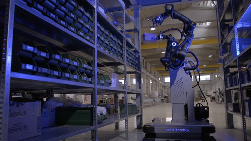 Nun kann der humanoide Roboter von Bosch Rexroth die Komponente dorthin bringen, wo sie gebraucht wird. (Bild: Bosch Rexroth AG)