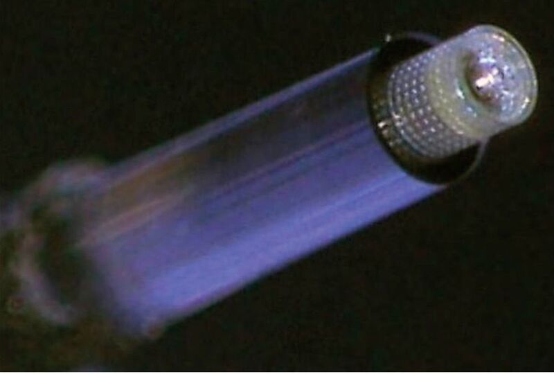 Miniatur Endoskop-Linse // Gewinner: Innovationspreis // Es ist nun möglich, Linsensysteme direkt auf Glasfasern zu drucken. So können wir nicht nur Endoskop Durchmesser von wenigen hundert Mikrometern erreichen (vergleichbar mit einem menschlichen Haar) sondern auch mehr Gestaltungsfreiheiten beim optischen Linsendesign nutzen. Das hier gezeigte Produkt ist ein 3D-gedrucktes miniaturisiertes Endoskop mit einem maximalen Durchmesser von nur 500 µm. Die Spitze einer optischen Multicore-Faser ist mit einem 3D-gedruckten Bildobjektiv ausgestattet. // Eingereicht von Andrea Toulouse; Institut für Technische Optik, Universtität Stuttgart (Purmundus Challenge)