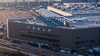 In der Gigafactory in Grünheide hat Tesla nach eigenen Angaben die Produktion der aktuellen Version des Model Y gestartet. (Bild: Tesla)
