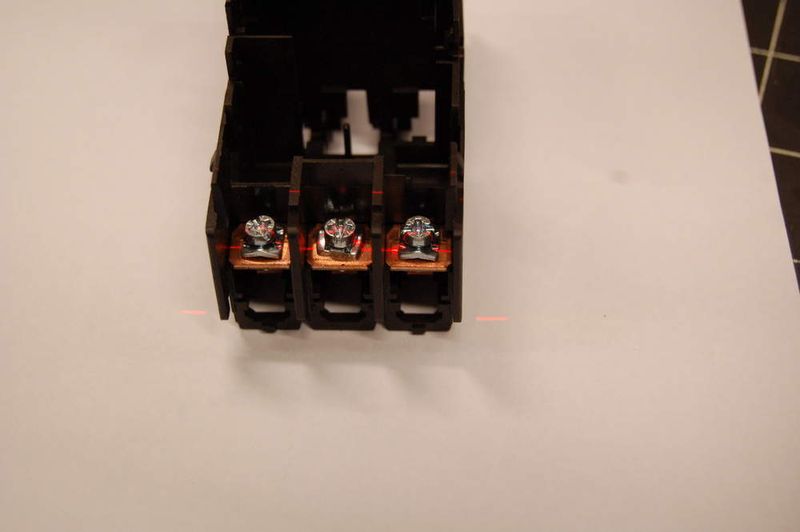 In der Gerätefertigung kontrolliert der Höhenprofilsensor die Anwesenheit von Schrauben. (Archiv: Vogel Business Media)