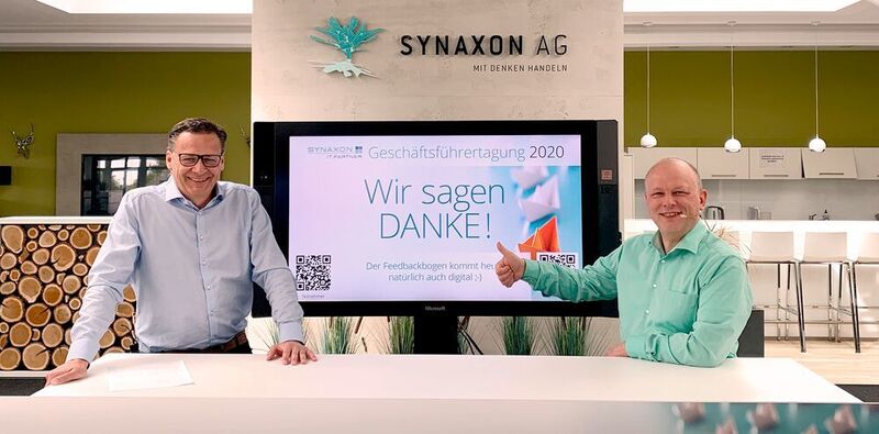 Jan Schwarzenberger (Leiter Einkauf; links) und Friedrich Pollert (Leiter Synaxon Akademie) bedankten sich für das große Interesse der 400 Partner, Hersteller und Mitarbeiter. (Synaxon)