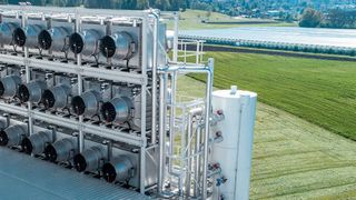 Große Absauger holen CO2 aus der Luft, damit es an anderer Stelle sinnvoll eingesetzt werden kann – etwa in Gewächshäusern.  (Climeworks / Julia Dunlop])
