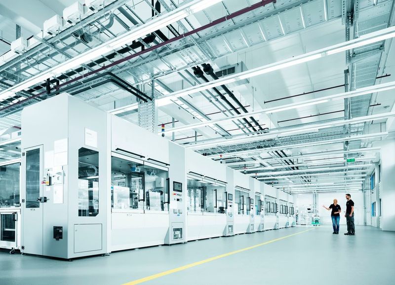 Vollautomatische modulare Anlagen montieren die Ventile der VUVG-Reihe in verschiedensten Varianten mit hoher Taktzahl. (Bild: Festo)