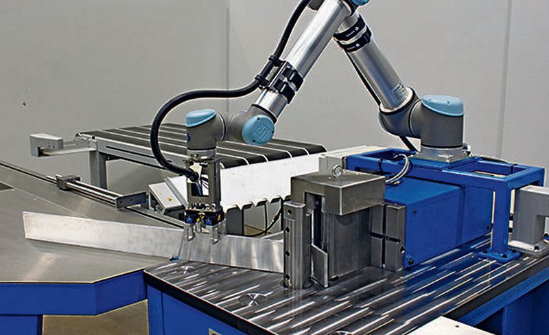 Platzsparendes und kostengünstiges Automatisierungssystem mit der Horizontal-Biegemaschine CNC-Robo von Stierli-Bieger.  (Stierli-Bieger)