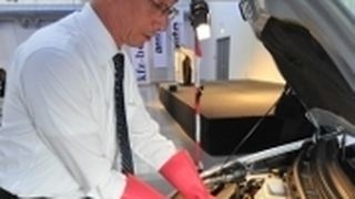 Die Livepräsentation von Arbeiten an Hochvoltfahrzeugen durch Werner Steber war ein Höhepunkt von „Auto und Ausbildung“. (Zietz)