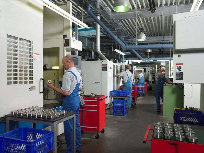 Ein Blick in die Fräserei der SPS Schiekel GmbH im Gewerbegebiet von Dohna in Sachsen. (Bild: SPS Schiekel Präzisionssysteme)