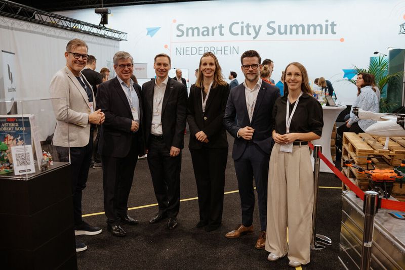 Am 26. Februar waren vor Ort (v.l.): Frank Kindervatter (Vorstandsvorsitzender der NEW AG), Dr. Ulrich Schückhaus (Vorsitzender der Geschäftsführung der Wirtschaftsförderung Mönchengladbach – kurz: WFMG), Jens Hostenbach (Vorstand mags), Willemijn van der Toorn (Konsulin und Leiterin der Wirtschaftsabteilung am Generalkonsulat des Königreichs der Niederlande in Düsseldorf), Felix Heinrichs (Oberbürgermeister von Mönchengladbach), Kira Tillmanns (Programmleitung Smart City in Mönchengladbach).  (Bild: © Katrin Chodor)