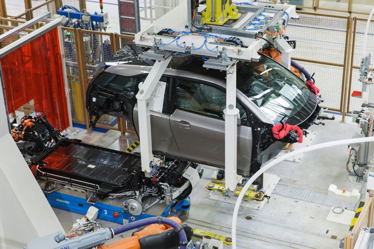 Wie von Geisterhand: Chassis und Bodengruppe werden zusammengeführt. (Foto: BMW)