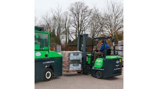 Bei Team Baucenter kommen ein 4-Wege-Stapler und ein Aisle-Master Gelenkstapler von Combilift zum Einsatz. (Bild: Combilift)