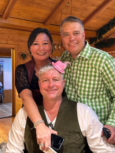 Miriam Franke und Erik Wesser (JET Services) beschützen Alex Fürst (ISEGRIM), denn jeder wollte sein rosa Hüttchen haben. (Bild: Vogel IT-Medien GmbH)