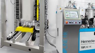 Neues Werkzeugträgerkonzept für die Polyurethanverarbeitung von Hennecke: Eine Spannvorrichtung fährt dabei das geschäumte Bauteil zur einfachen Entnahme komplett aus der Form heraus, heißt es. Die Dosieraufgabe übernehme im Anlagenverbund eine Hochdruckdosiermaschine der Modellreihe Topline in der Baugröße 650/650. Vorgestellt wurde das System vom 29. bis 31. Mai im Rahmen der Messe Utech Europe 2018 in Maastricht. (Hennecke)