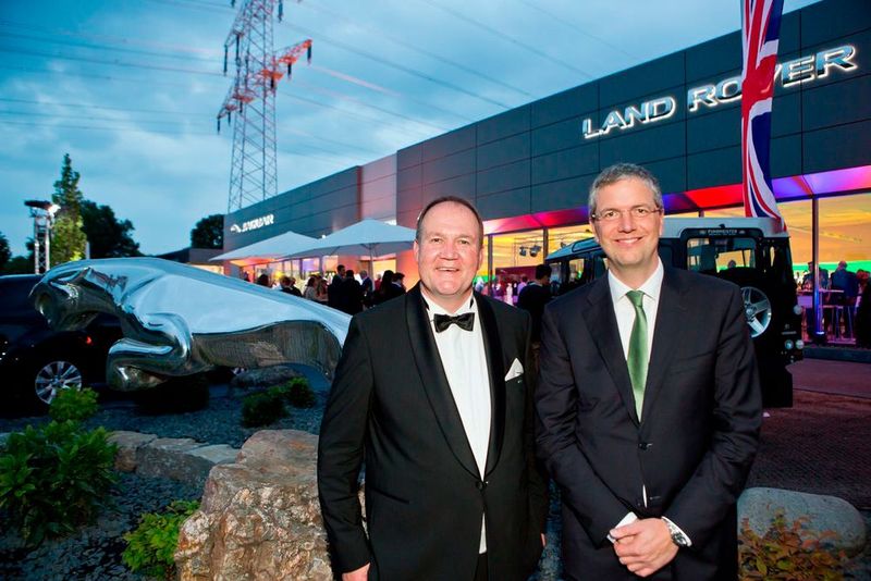 Dirk Fuhrmeister (li.) mit Peter Modelhart, Geschäftsführer von Jaguar Land Rover Deutschland. Der Manager hob in seiner Rede die hohe Servicequalität des Familienbetriebs hervor. (Bild: Kämper/Fuhrmeister)