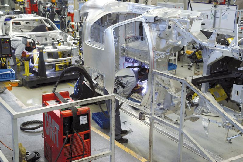 Die Schweissungen für den Rohbau des Mercedes-Benz SLS AMG, der aus 359 Aluminiumkomponenten besteht, erfordern hohe Qualität seitens des Schweissers, des Verfahrens und der Umgebungsbedingungen.  (Bild: Gerd Trommer)