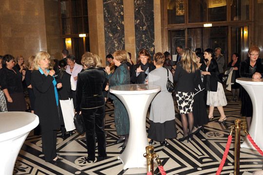 Auf die Damen wartete als Willkommensgruß: Ein Aperitif im Foyer des Museums. (Archiv: Vogel Business Media)
