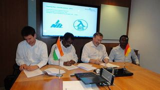 BIS goes India: bei der Vertragsunterzeichnung – von links – Tobias Eitel (BIS Group), N. Syamaprakash (Chairman und Managing Director Neo Structo), Dr. Rudolf K. Jürcke (COO BIS Group), D. Syamaprakash (Director Neo Structo).  (Picture: BIS Group)