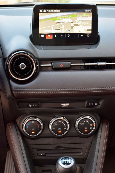 So ist's richtig: Das Navi schön weit oben, und die Lüftungssteuerung blind bedienbar. (Holz / »kfz-betrieb«)