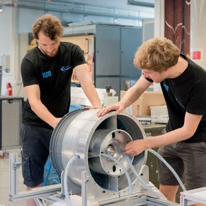 Studenten der TU Muenchen haben einen Prototyp für die SpaceX Competition WARR Hyperloop entwickelt. Im Bild (vlnr): Daniel Eiringhaus und Maximilian Springer(Bild:  Andreas Heddergott, TU Muenchen)