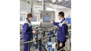 Tectrion-Mitarbeiter legen die Parameter zur Kalibrierung eines elektronischen Durchflussmessers fest. (Bild: Tectrion)