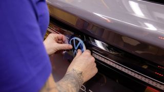 Bundeswirtschaftsminister Robert Habeck will den Absatz von E-Autos stärken. (Bild: Volkswagen)