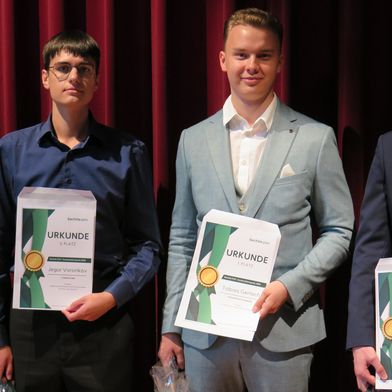 Monja Burger, Sales Specialist Mechatronics Bechtle PLM, gemeinsam mit den drei Preisträgern bei der Übergabe des Bechtle PLM Konstruktionspreises 2026. (Bild: Staatliche Feintechnikschule Villingen-Schwenningen)