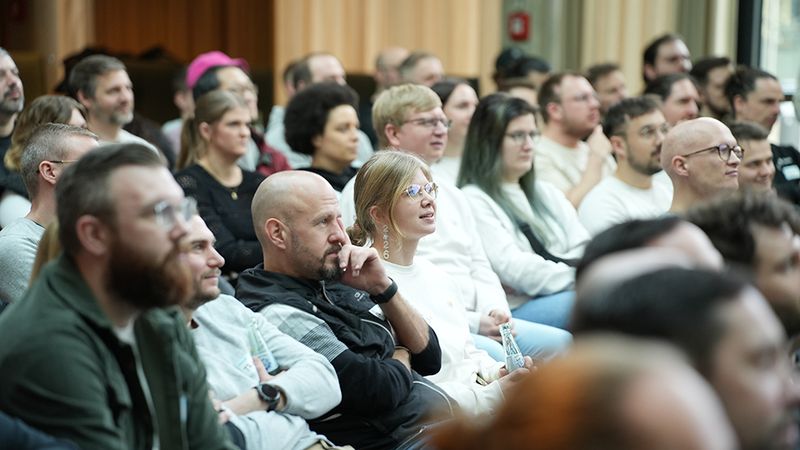 Der persönliche Austausch ist Teil des Konzepts: Zwischen Vorträgen und Diskussionen gibt es ausreichend Gelegenheit für Gespräche mit anderen Teilnehmenden und Experten. (Bild: kernpunkt Digital GmbH)