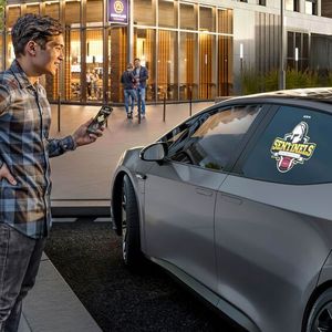 Die „Window Projection“-Technologie ermögliche die Darstellung von Inhalten auf Seitenscheiben, etwa Ladezustände bei Elektrofahrzeugen.(Bild:  Continental)