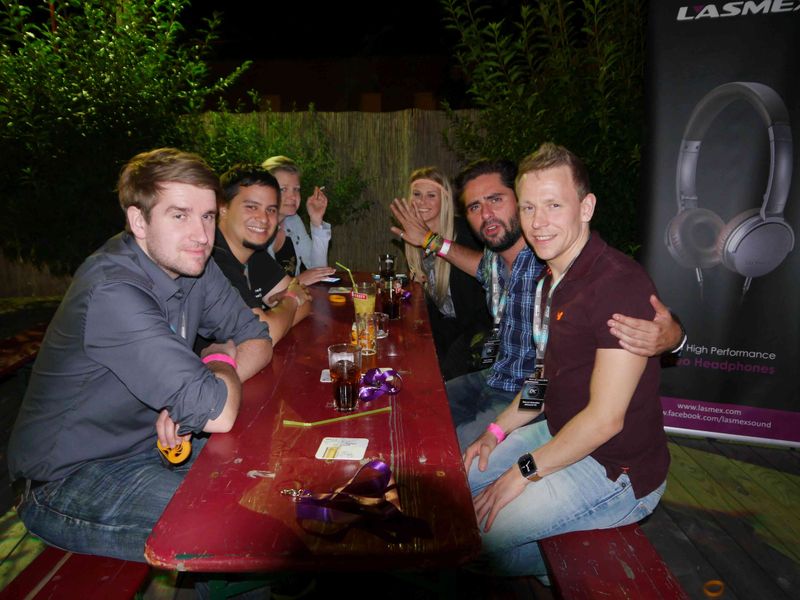 (v. l.) Marcel Büttner (HW-Journal.de), Johannes Knapp (newgadgets.de), Lotte Schwarz, Janine Armstrong (XMG), Timo Kusian  (Markensturm), Marcel Schreiter (allround PC) (Bild: DC-Club)