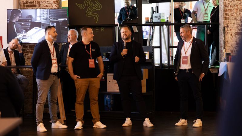 Christian Bedel (r.) und Stefan Ebnöther (Mitte) eröffnen die Messe mit einer Begrüßungsrede. (Bild:  JOULE PERFORMANCE)