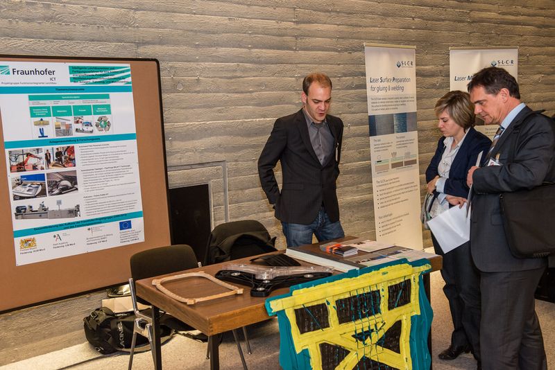 Die Integration vorimprägnierter Tapes verbessert die mechanische Belastbarkeit von LFT-Bauteilen. Das war eines der Projekte, das vom Fraunhofer-Institut für Chemische Technologie, Pfinztal, gemeinsam mit Industrieunternehmen vorangetrieben wurde. Im Ausstellungsbereich der Fachtagung wurde das Ergebnis präsentiert. (Bild: Mack)