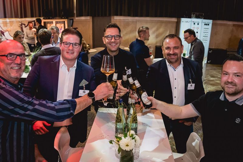 Im Rahmen des Networking-Dinners zum EMS-Tag 2024 wurde das Netzwerk erweitert, fein diniert und Champagner probiert. (Bild: Stefan Bausewein)