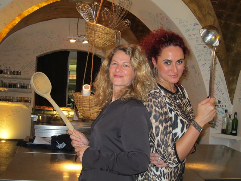 Gegessen wird, was auf den Tisch kommt, lautete das Motto von Barbara Meister (l., Seagate) und Besa Agaj (IT-BUSINESS). (Bild: IT-BUSINESS)