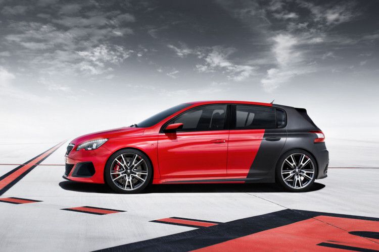 In der Seitenansicht wird die um 26 Millimeter tiefer gelegte Karosserie durch Schweller mit mattschwarzer Zierblende betont. Beibehalten wurde der obere Karosserieteil. Verändert haben sich hier nur der Spoiler, der für besseren Abtrieb bei hoher Geschwindigkeit verlängert wurde, und die Fensterschachtleisten in mattem Schwarz. (Foto: Peugeot)