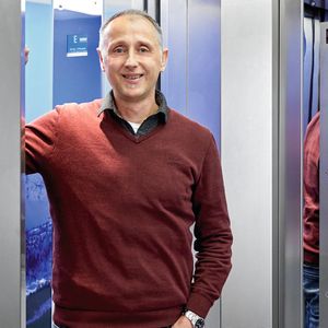Staatl. geprüfter Elektrotechniker Ulrich Kattmann, Mitarbeiter der Elektrokonstruktion, ist von den Vorteilen der neuen Push-in-Anschlusstechnik überzeugt.