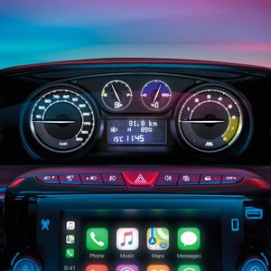 Das Kombiinstrument sitzt bei dem kleinen Lancia mittig auf dem Träger.(Bild:  Stellantis)