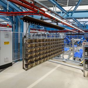 After cleaning, the racks automatically move to the correct removal point.(Image: Yaskawa Europe)