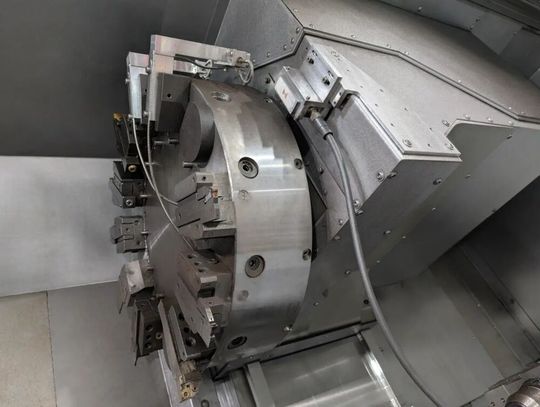 Weil die entscheidenden Prozesskräfte bei der Metallbearbeitung, wie etwa hier beim Drehen, am Angriffspunkt des Werkzeugs auf das Bauteil auftreten, rät Kistler, dafür telemetrische Sensorik zu nutzen. Wichtige Daten könne so am Ort des Geschehens abgegriffen werden – ohne Kabelprobleme.(Bild:  Kistler)