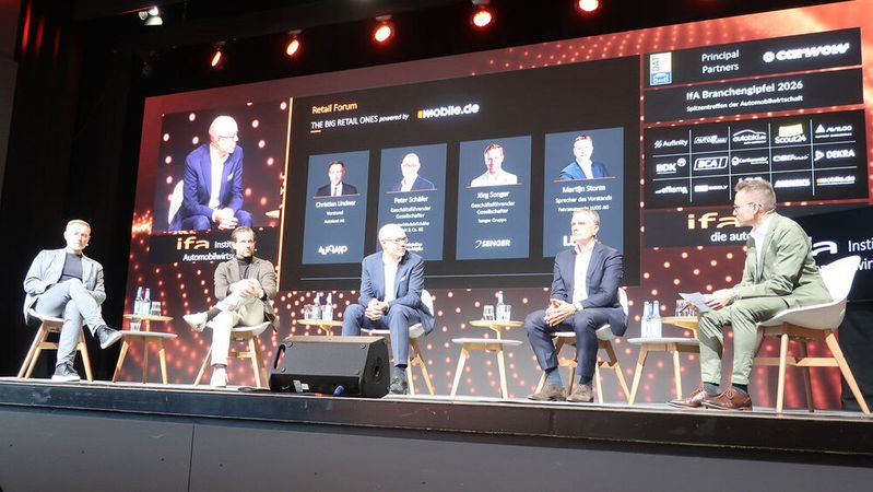 Diskutierten im Retail-Forum des IFA-Branchengipfels (v. l.): Christian Lindner (Autoland), Jörg Senger (Senger-Gruppe), Peter Schäfer (Kreuter Medele Schäfer), Martijn Storm (Lueg) und Prof. Dr. Benedikt Maier (IFA).(Bild:  VCG - Andreas Grimm)