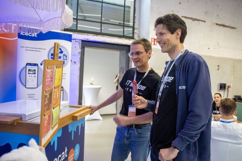 Erfrischungspause: ITscope CEO Benjamin Mund genießt ein Eis am Stand von Icecat, die passenderweise Eis von der Karlsruher Eismanufaktur Popice anbieten. (Bild: ITscope)