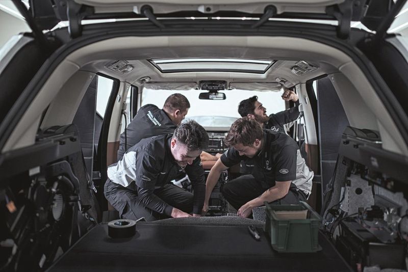 Veredelt wird in Handarbeit. (Jaguar Land Rover)