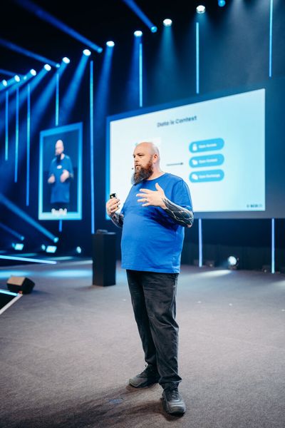 Moritz Naczenski (VP Product Management Shopware) gewährte in einem „Deep-Dive“ Ausblick auf technische Innovationen. (Bild: Shopware)