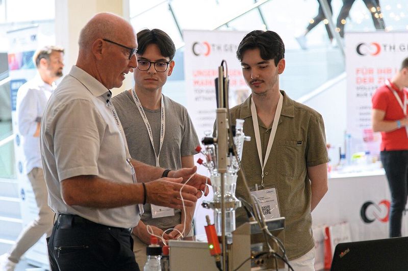 Wo sonst bekommt man Applikationswissen aus erster Hand? Die Aussteller haben vielleicht den entscheidenden Tipp für ein aktuelles Problem bei der Probenvorbereitung oder der Zellkultivierung. (Bild: Stefan Stark)