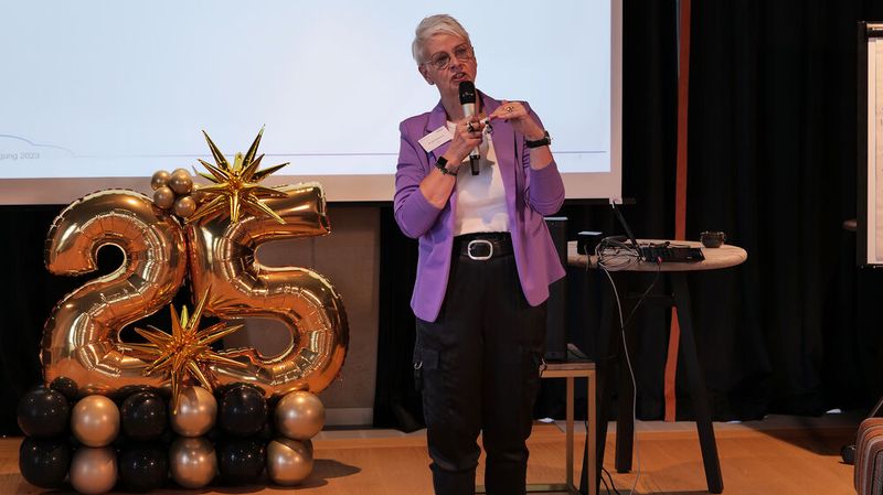 Birgit Behrens, Geschäftsführerin der Gütegemeinschaft Autoberufe,verwies bei der Jahrestagung auf die Veränderungen, mit denen die Kfz-Betriebe in den nächsten Jahren umgehen müssen und die sich auch auf die Jobprofile auswirken. (Bild:  Schmidt - VCG)