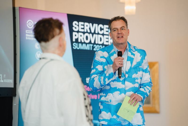 Nicht nur optisch ein Blickfang: der Elevator Pitch von Carsten Graf, VP EMEA Sales, Cloudian, und Patricia Hillebrand, International Channel Manager, RNT Rausch (Bild: Vogel IT-Akademie / Manuel Emme)