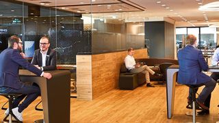 Die Begegnung mit dem Kunden am „Point of Experience“ soll zum Erlebnis werden.  (Bild: Daimler)