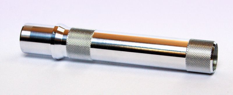 Das Werkstück-Beispiel zeigt, worauf es ankommt: Genauigkeiten am Aussendurchmesser von 3 µm, eine Oberflächenrauheit von R = 0,4/0,8 (ohne Polieren) und kleine Bohrungen mit einem Radius von 0,1 mm. (Bild: Siemens AG)