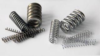 Federn ohne (links) und mit elektrochemischer Oberflächenbearbeitung (rechts) vor einem Belastungstest. Ergebnis: Proben ohne den chemischen Abtragprozess sind gebrochen. Bild: Poligrat (Archiv: Vogel Business Media)